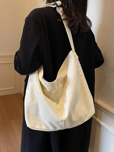 Schicke cremefarbene Segeltuch-Tasche mit breitem Gurt für den stilvollen Damen-Alltag