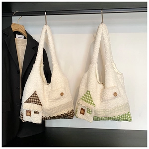 Detail der Fleece-Einkaufstasche mit hausförmiger Tasche mit Spitzenbesatz und Karomuster