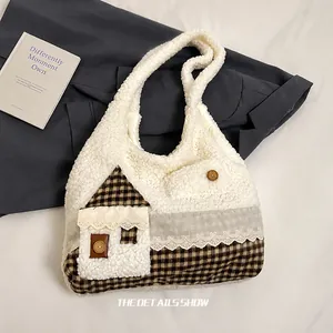 Dettaglio della borsa tote bianca in ecopelliccia con applique a casa e bottoni marroni