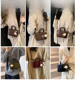 Collage montrant six variantes de sacs à bandoulière vintage avec breloques en peluche
