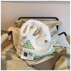 Detail der weißen Teddy-Tasche mit grün-weiß karierter Haustasche und Spitzenbesatz
