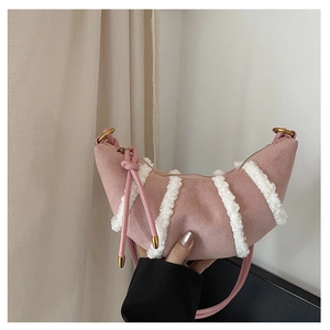 Detail der rosa Halbmond-Tasche mit Wildlederstruktur und weißem Lammfellbesatz