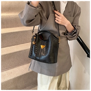 Sac fourre-tout en cuir noir à la mode avec logo triangle doré et pendentif tressé