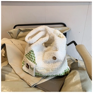 Detail der weißen Plüschtasche mit Karomuster, Spitzenbesatz und Vintage-Holzknöpfen