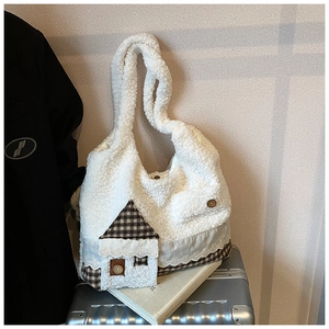 Detail der weißen Teddy-Tasche mit hausförmiger Tasche, Spitze und dekorativem Holzknopf