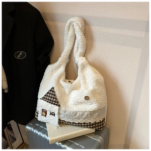 Detail der weißen Teddy-Tasche mit Haus-Stickerei-Patch und Spitzenbesatz-Deko