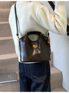 Grand sac cabas en cuir marron foncé avec plaque triangle dorée et franges