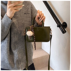 Mini sac bandoulière vert foncé avec pendentif en peluche et foulard décoratif