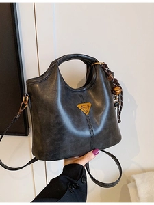 Grand sac cabas gris foncé en similicuir avec logo triangle doré et bandoulière