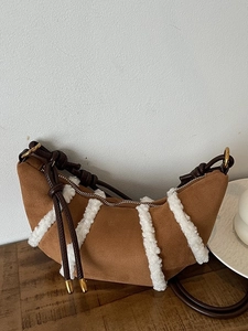 Braune matte Halbmond-Tasche mit weißen Plüschstreifen und geknotetem Lederriemen