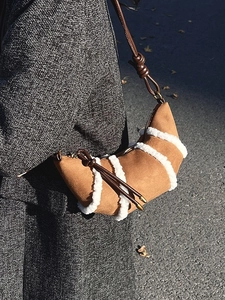 Braune Croissant-Tasche aus Wildleder mit weißem Plüschbesatz und geknotetem Schultergurt