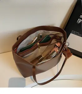 Innenansicht der braunen Leder-Tote-Bag mit großem Fassungsvermögen und Reißverschluss