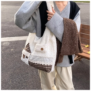 Detailansicht der Lammwoll-Tasche mit Haus-Patch im Mori-Stil und Spitzenbesatz