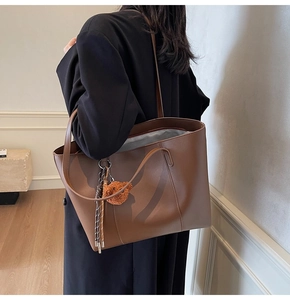 Sac fourre-tout en cuir marron avec breloque d'ours en peluche et pompon tressé