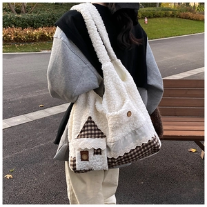 Detailansicht der Lammwoll-Tasche mit braunem Karomuster und Spitzenverzierung