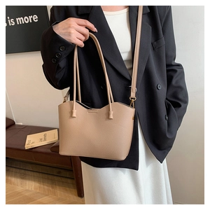 Détail du sac cabas marron clair avec bordure ondulée et texture en cuir litchi
