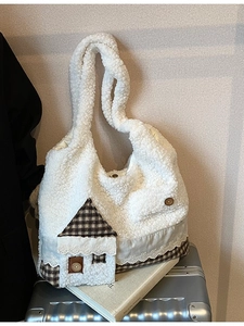 Fleece-Tragetasche mit Haus-Patchwork auf einem Koffer, warme Wintertasche für Damen