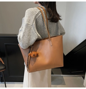 Sac fourre-tout marron en similicuir avec couture verticale et breloque ours en peluche