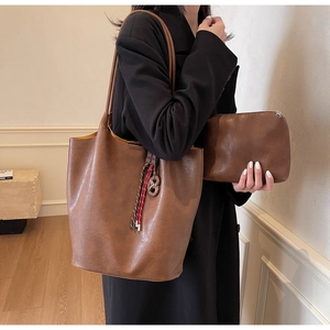 Détail du cabas en cuir marron avec pochette interne, corde tressée et doublure contrastée