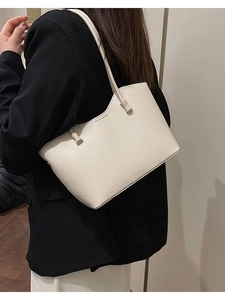 Grand sac cabas minimaliste en cuir beige avec texture grainée pour femme élégante