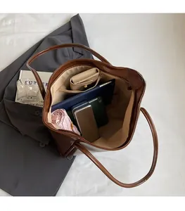 Vista dall'alto di una spaziosa borsa tote marrone scuro che mostra la sua capienza
