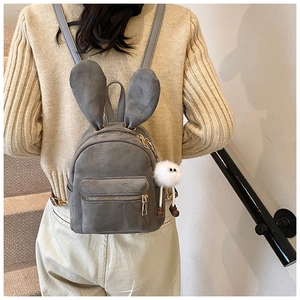 Détails du mini sac à dos gris en daim avec oreilles de lapin et peluche décorative