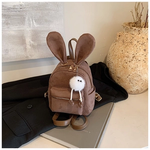 Mini sac à dos en daim marron avec oreilles de lapin et charme en peluche