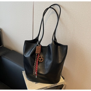 Détail du grand sac cabas en cuir PU noir avec breloque chocolat et cordon tressé