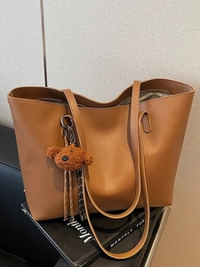 Sac fourre-tout vintage en similicuir marron foncé avec un pendentif ours et deux anses
