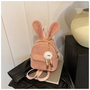 Gros plan du mini sac à dos rose avec oreilles de lapin et texture en daim de qualité