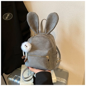 Mini sac à dos en daim gris avec oreilles de lapin décoratives et breloque monstre en peluche