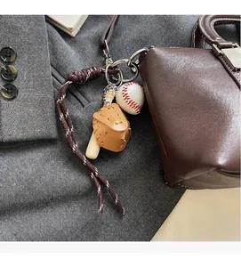 Vue détaillée du pendentif gant, batte et balle de baseball sur un sac à main en cuir