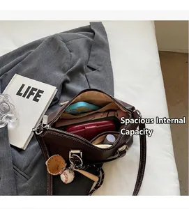 Sac bandoulière vintage marron foncé avec compartiments spacieux et fermeture zippée