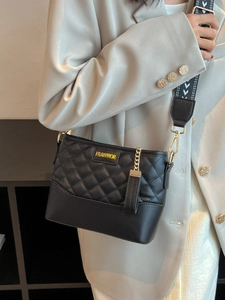 Women Quilted Chain Crossbody Bag PU Leather Small Bucket Bag With Wide Patterned Strap Fashion Shoulder Bag Daily Purse