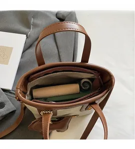 Vue de dessus montrant l'intérieur spacieux du cabas en toile beige et cuir marron