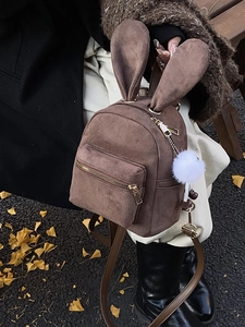 Mini sac à dos en daim marron avec oreilles de lapin et pompon moelleux pour femme