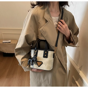 Sac seau chic en toile beige avec bordure en cuir noir et breloque éléphant mignonne