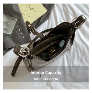 Vue de dessus de l'intérieur du sac vintage marron foncé montrant sa grande capacité