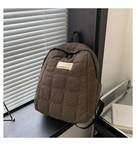 Detailansicht der dunkelbraunen Stepptasche mit hexagonalem Wabenmuster-Stichdesign