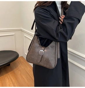 Vue détaillée du grand sac seau rétro marron foncé avec boucle métallique argentée