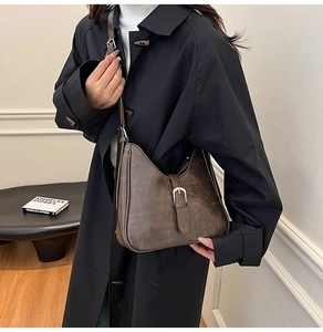 Détail du sac hobo vintage marron foncé avec texture cuir mat et boucle argentée