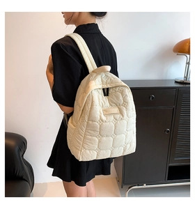 Nahaufnahme des cremeweißen Stepprucksacks mit weicher Textur und Nylon-Oberfläche