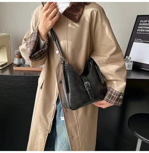Détail du sac hobo rétro gris foncé avec boucle métallique et bandoulière réglable