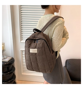 Detailaufnahme des braunen Stepp-Rucksacks aus Nylon mit weicher Textur und Etikett