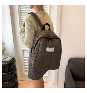 Gesteppter Rucksack in Dunkelgrau mit gepolsterter Textur und minimalistischem Design