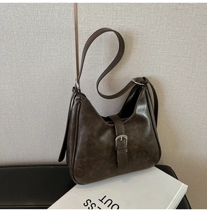 Vue détaillée du sac seau vintage marron foncé avec boucle argentée et similicuir mat