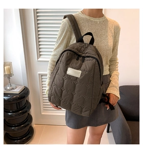 Detailansicht des braunen gesteppten Rucksacks aus wasserdichtem Nylon mit weicher Textur