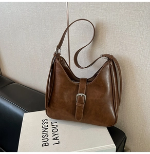 Vue détaillée du sac seau vintage marron foncé avec boucle argentée et texture similicuir