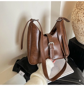 Détail du sac seau rétro marron en similicuir mat avec boucle métallique et bandoulière