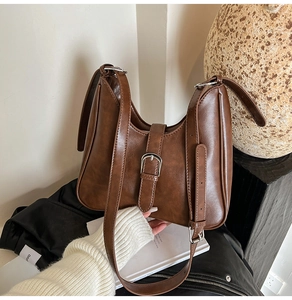 Vue détaillée du sac seau rétro marron en cuir avec boucle argentée élégante